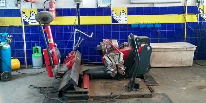 Desmontadora agrícola y camión